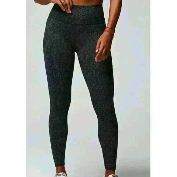 Define Powerhold High Waisted by Fabletics 7/8 Legging Black Green Camo SZ SMALL - Picture 2 of 8